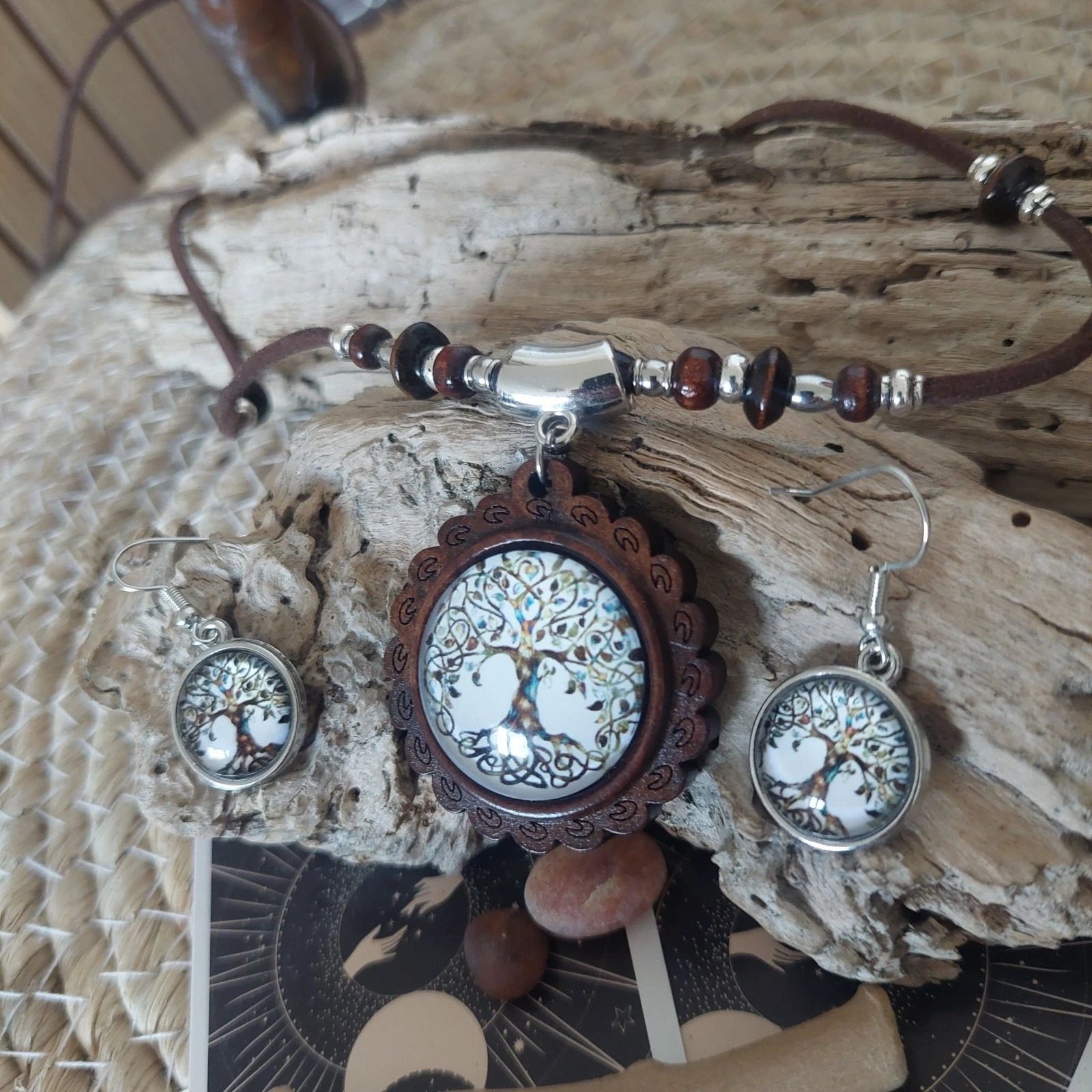 Parure boho mística, cabochón de madera árbol de la vida, collar largo de chocolate con múltiples perlas – photo 2